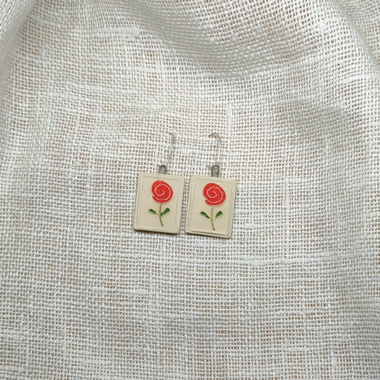 Fotka keramické náušnice červené růžičky